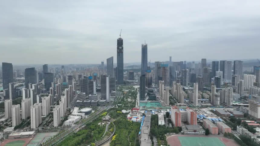 長線·快訊丨山東國際金融中心（IFC）428米超高層項目外框鋼結構實現順利封頂(圖2)